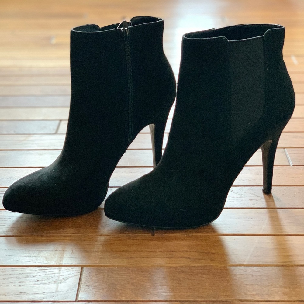 Black Nine West heeled booties